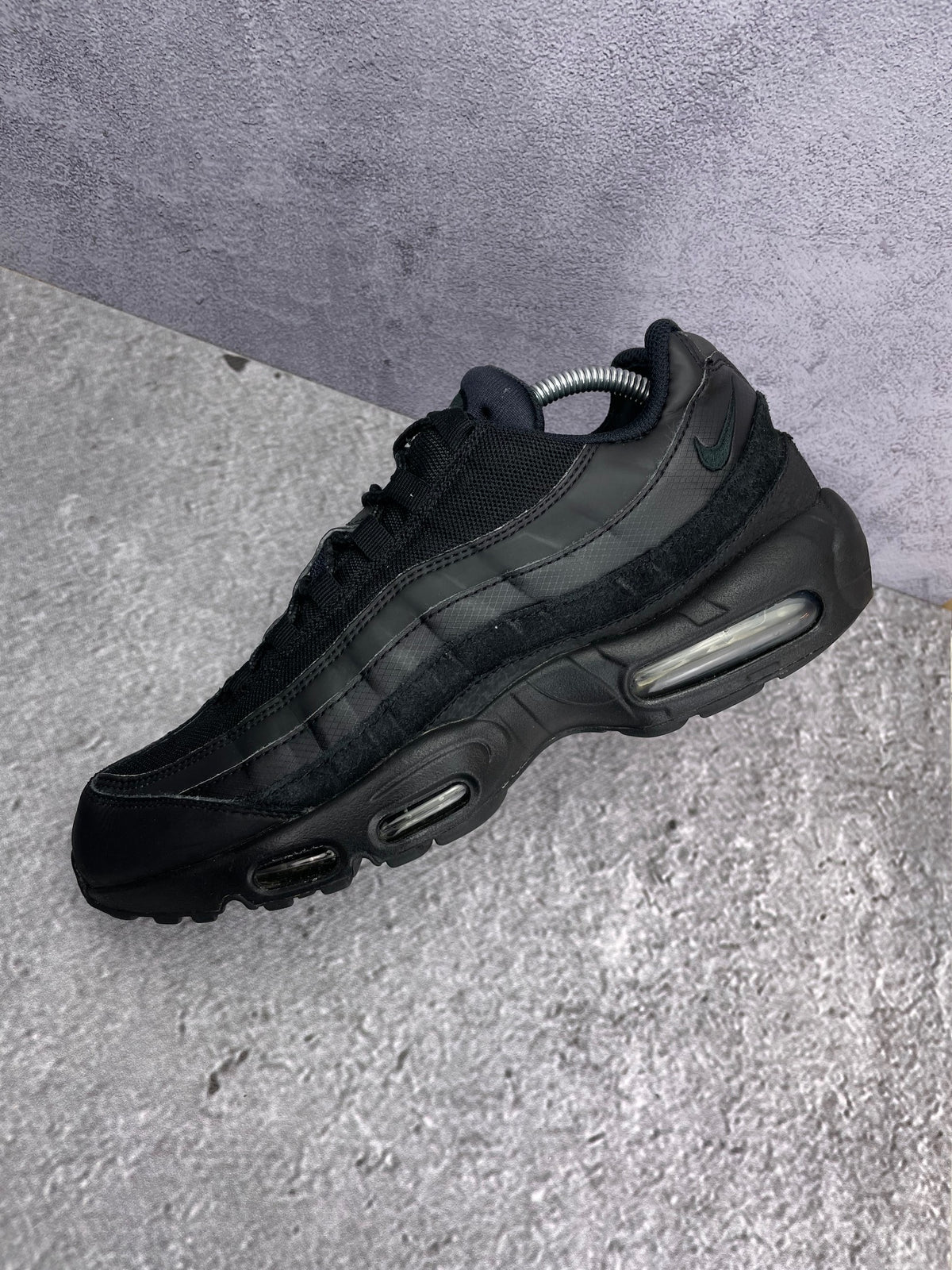 Nike Air Max 95 Essential Triple Black — buty sportowe męskie w bardzo dobrym stanie rozmiar 44, widok z góry na wewnętrzną stronę butów