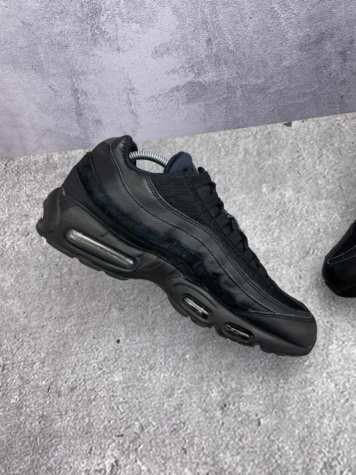 Nike Air Max 95 Essential Triple Black — buty sportowe męskie w bardzo dobrym stanie rozmiar 44, wewnętrzny panel lewego buta