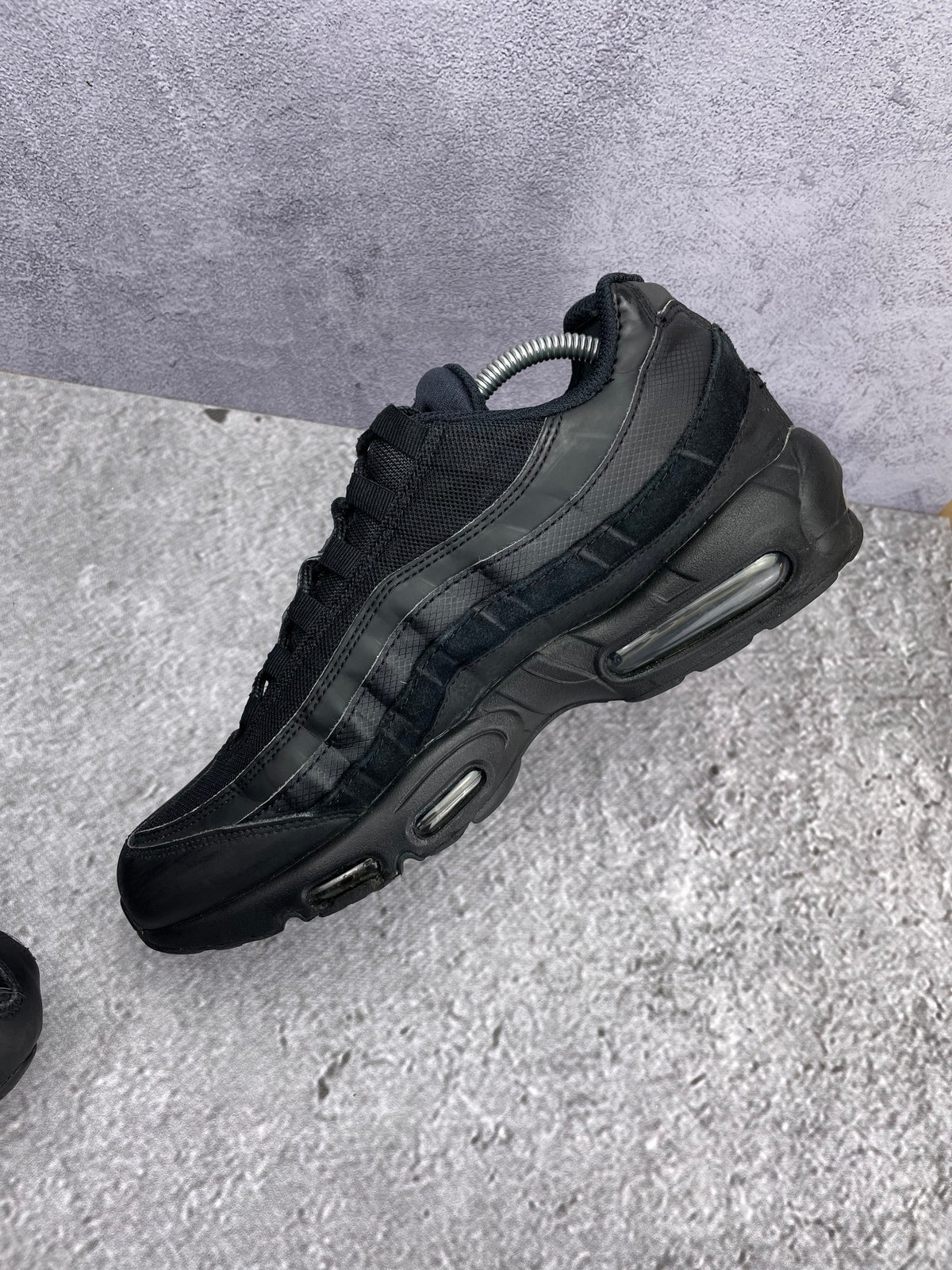 Nike Air Max 95 Essential Triple Black — buty sportowe męskie w bardzo dobrym stanie rozmiar 44, wewnętrzny panel prawego buta