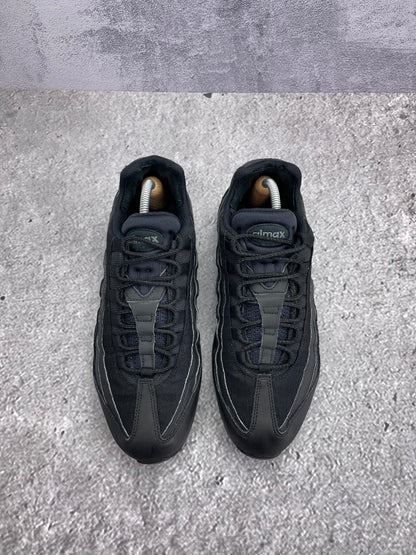Nike Air Max 95 Essential Triple Black — buty sportowe męskie w bardzo dobrym stanie rozmiar 44, widok z góry