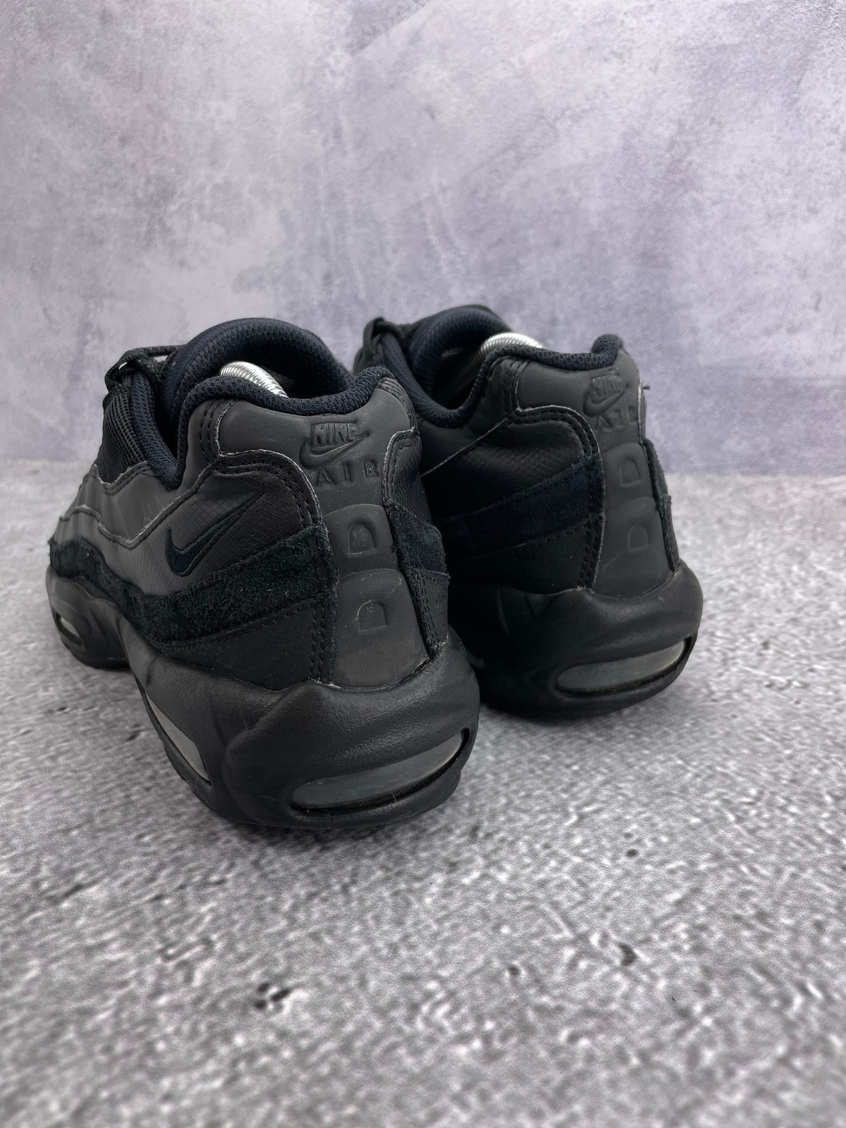Nike Air Max 95 Essential Triple Black — buty sportowe męskie w bardzo dobrym stanie rozmiar 44, widok z tyłu
