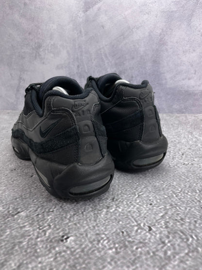 Nike Air Max 95 Essential Triple Black — buty sportowe męskie w bardzo dobrym stanie rozmiar 44, widok z tyłu