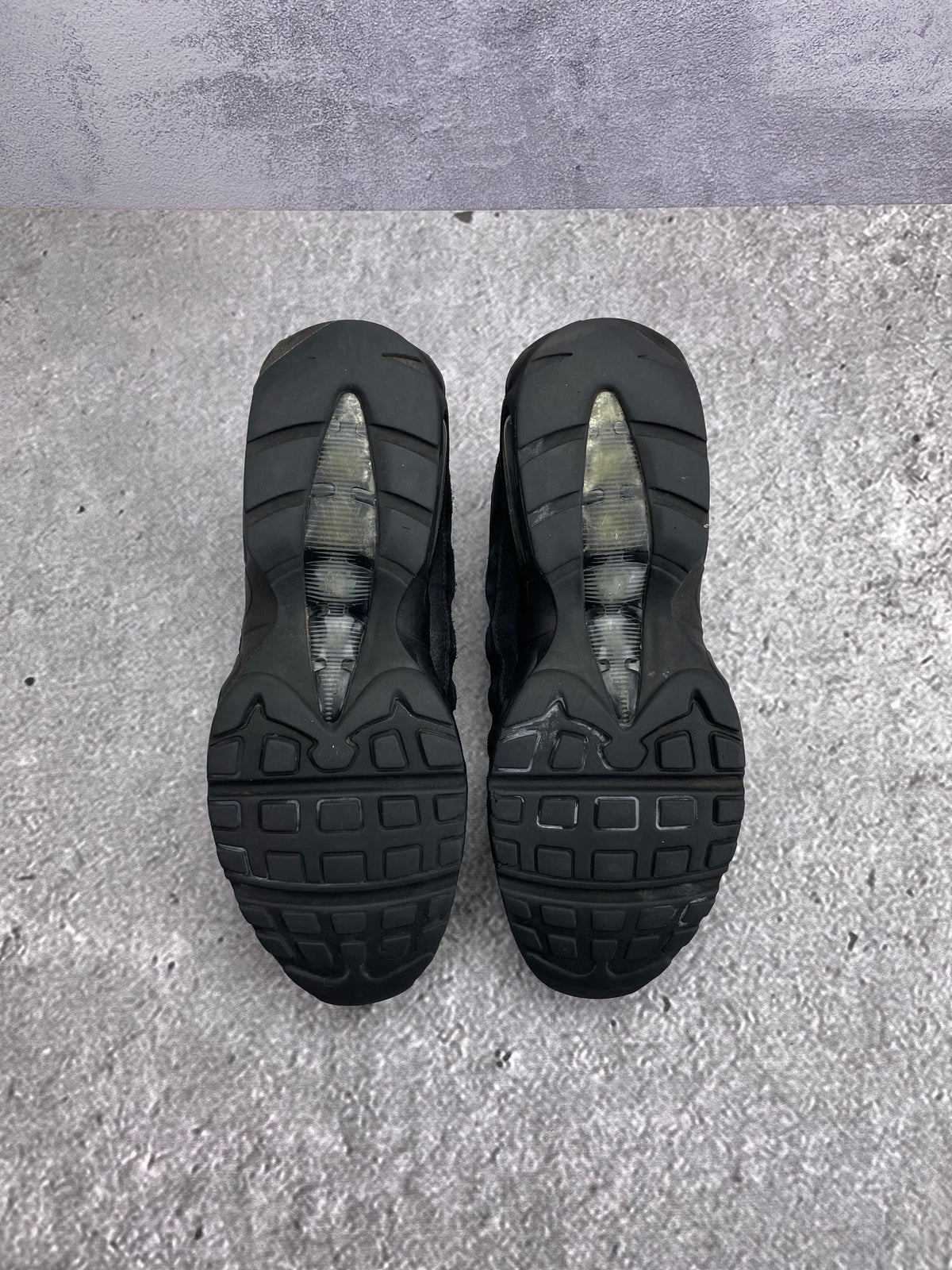 Nike Air Max 95 Essential Triple Black — buty sportowe męskie w bardzo dobrym stanie rozmiar 44, podeszwa