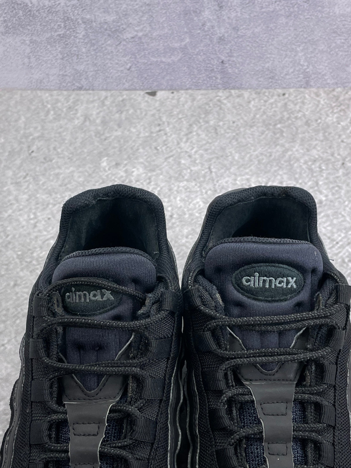 Nike Air Max 95 Essential Triple Black — buty sportowe męskie w bardzo dobrym stanie rozmiar 44, zapiętki butów