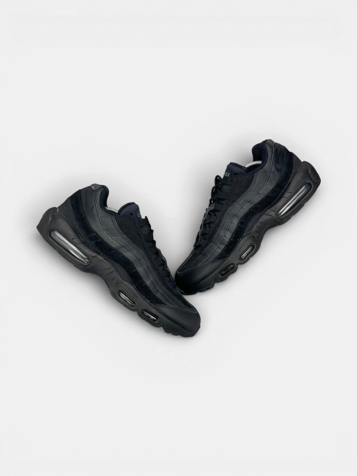 Nike Air Max 95 Essential Triple Black — buty sportowe męskie w bardzo dobrym stanie rozmiar 46, widok z góry na zewnętrzną stronę butów
