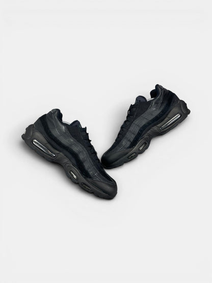 Nike Air Max 95 Essential Triple Black — buty sportowe męskie w bardzo dobrym stanie rozmiar 46, zewnętrzny panel prawego buta