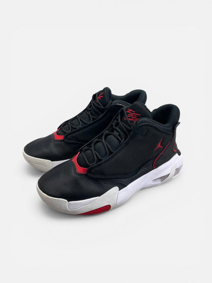 Jordan Max Aura 4 Bred — buty sportowe męskie w bardzo dobrym stanie rozmiar 40, widok z boku