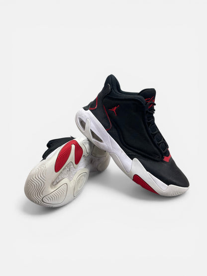 Jordan Max Aura 4 Bred — buty sportowe męskie w bardzo dobrym stanie rozmiar 40, boczny profil
