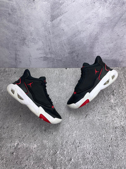 Jordan Max Aura 4 Bred — buty sportowe męskie w bardzo dobrym stanie rozmiar 40, widok z góry na zewnętrzną stronę butów
