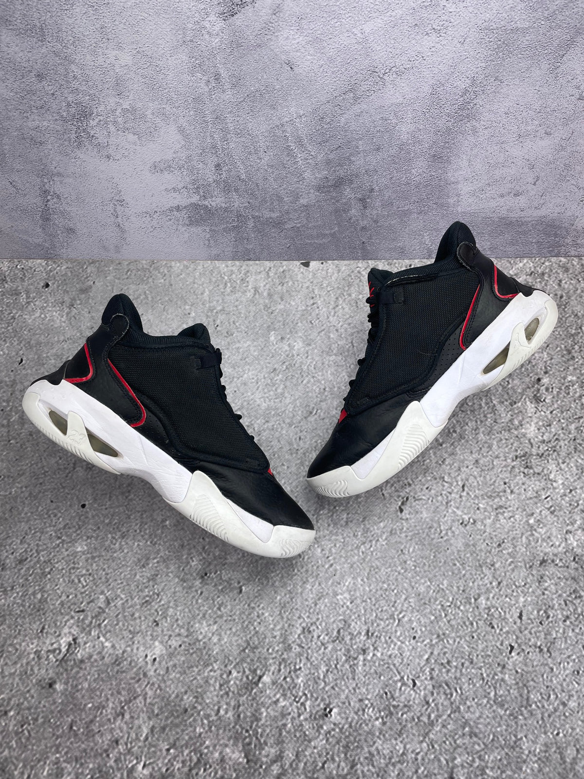 Jordan Max Aura 4 Bred — buty sportowe męskie w bardzo dobrym stanie rozmiar 40, zewnętrzny panel prawego buta