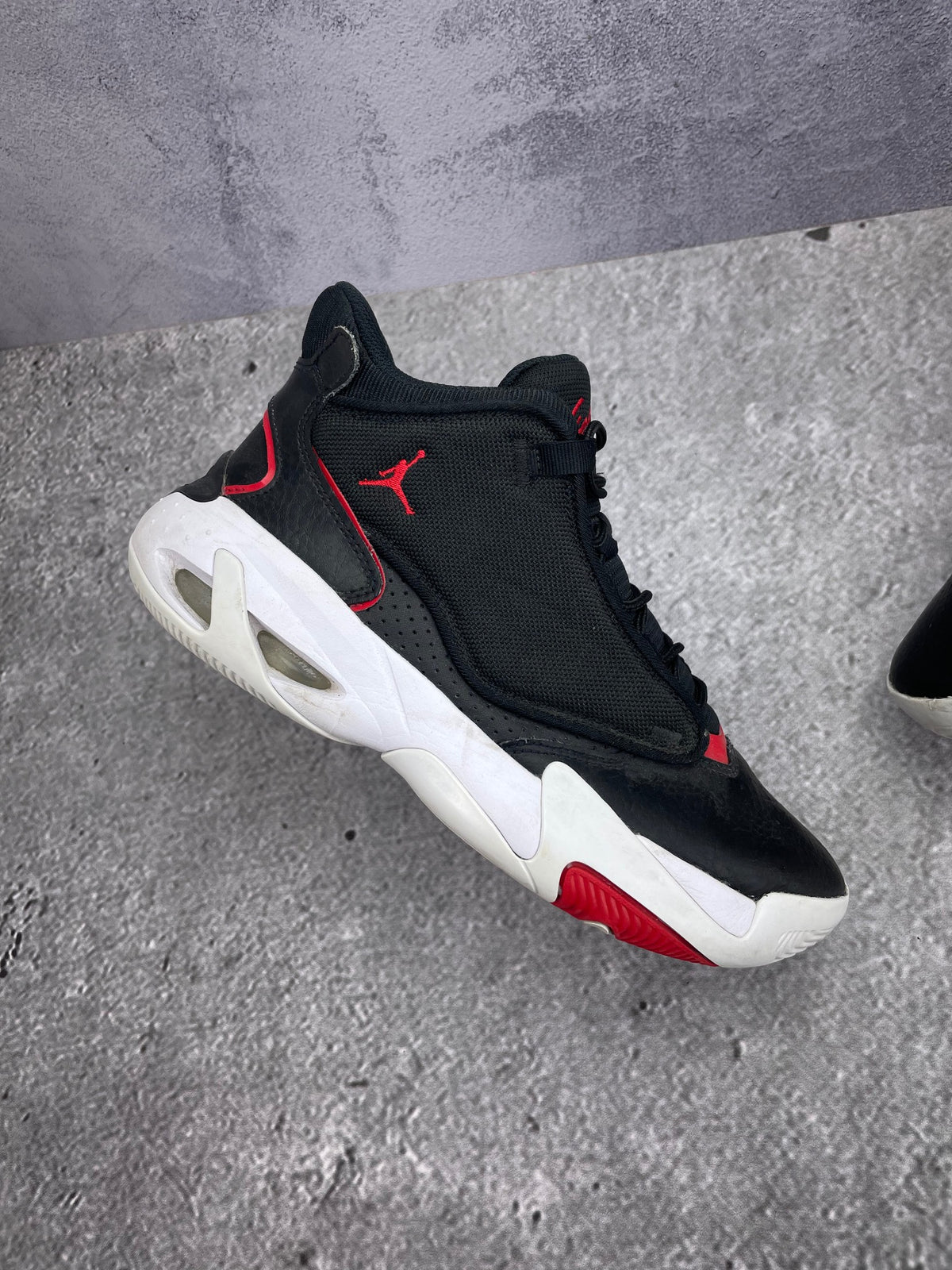 Jordan Max Aura 4 Bred — buty sportowe męskie w bardzo dobrym stanie rozmiar 40, zewnętrzny panel lewego buta