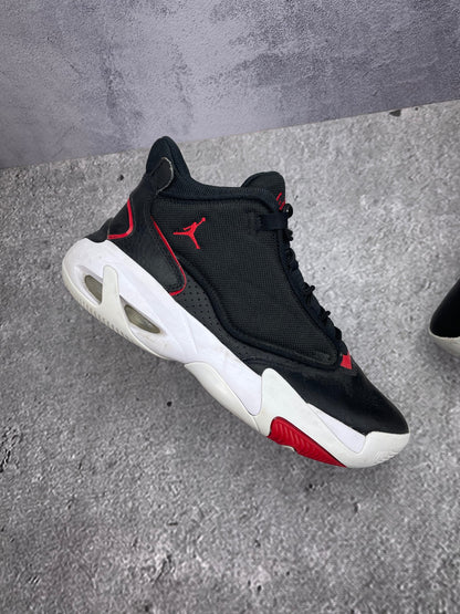Jordan Max Aura 4 Bred — buty sportowe męskie w bardzo dobrym stanie rozmiar 40, zewnętrzny panel lewego buta