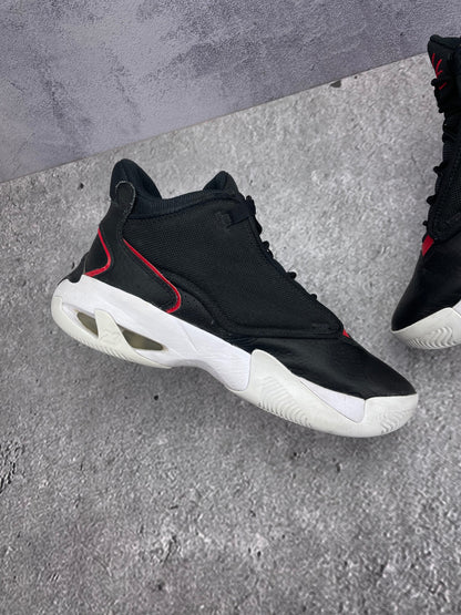 Jordan Max Aura 4 Bred — buty sportowe męskie w bardzo dobrym stanie rozmiar 40, wewnętrzny panel lewego buta