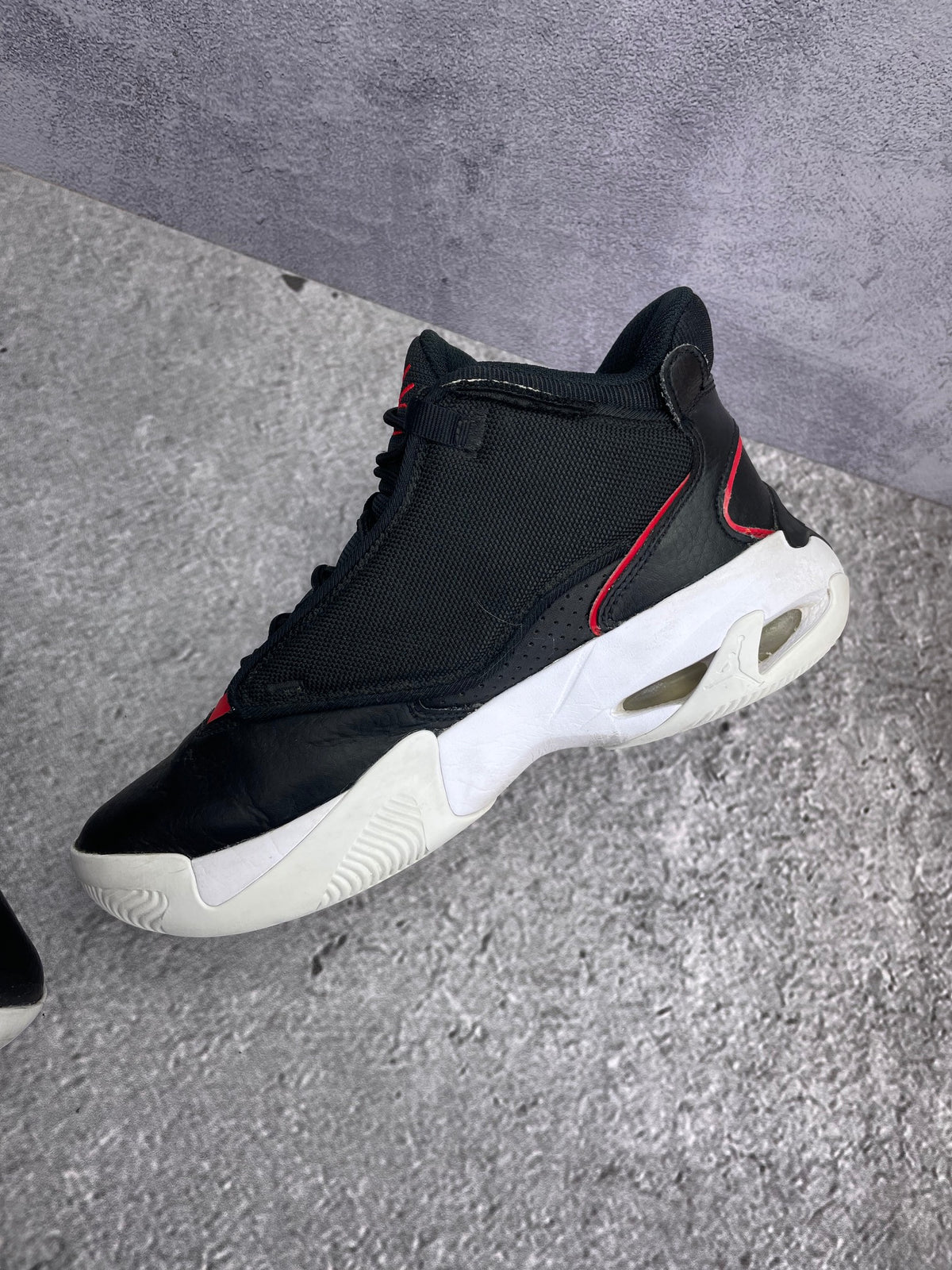 Jordan Max Aura 4 Bred — buty sportowe męskie w bardzo dobrym stanie rozmiar 40, wewnętrzny panel prawego buta