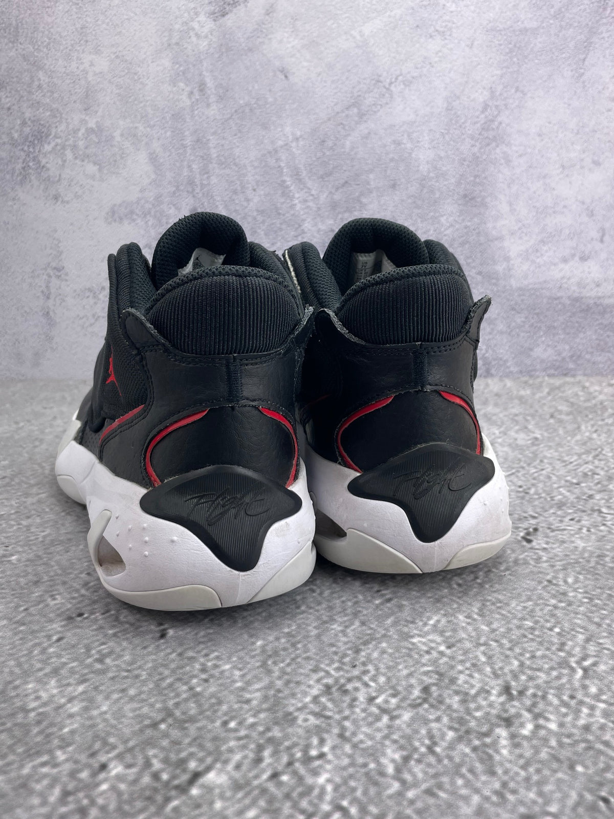 Jordan Max Aura 4 Bred — buty sportowe męskie w bardzo dobrym stanie rozmiar 40, widok z tyłu