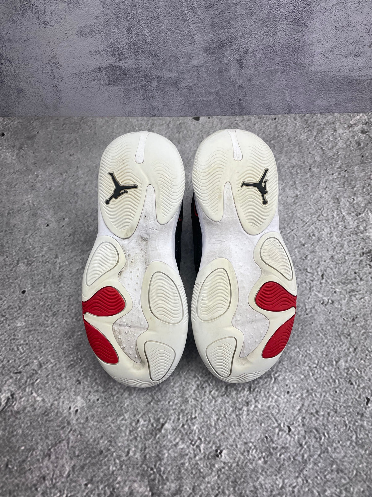 Jordan Max Aura 4 Bred — buty sportowe męskie w bardzo dobrym stanie rozmiar 40, podeszwa