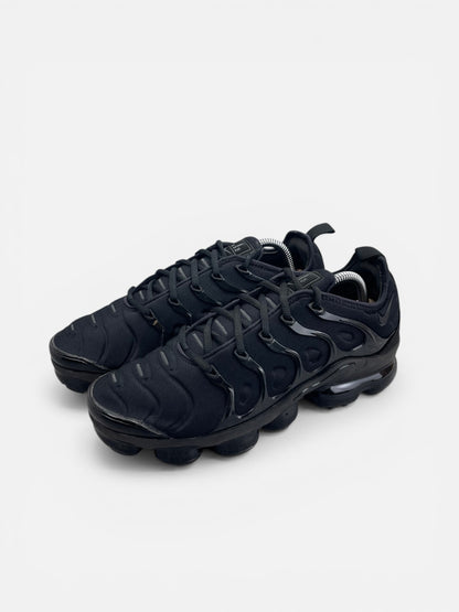 Nike Air VaporMax Plus Triple Black — buty sportowe męskie w bardzo dobrym stanie rozmiar 42, widok z boku