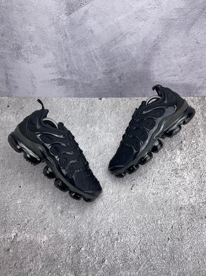 Nike Air VaporMax Plus Triple Black — buty sportowe męskie w bardzo dobrym stanie rozmiar 42, widok z góry na zewnętrzną stronę butów