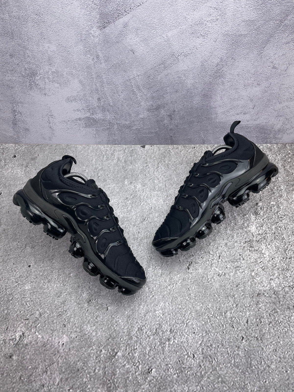 Nike Air VaporMax Plus Triple Black — buty sportowe męskie w bardzo dobrym stanie rozmiar 42, zewnętrzny panel prawego buta