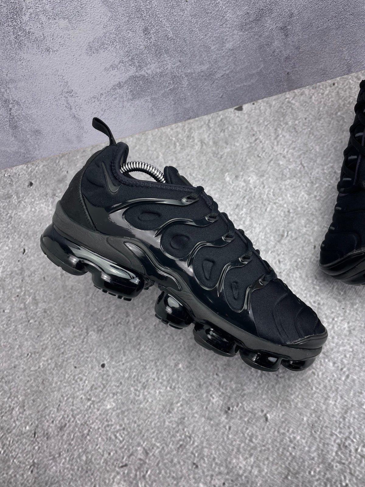 Nike Air VaporMax Plus Triple Black — buty sportowe męskie w bardzo dobrym stanie rozmiar 42, zewnętrzny panel lewego buta