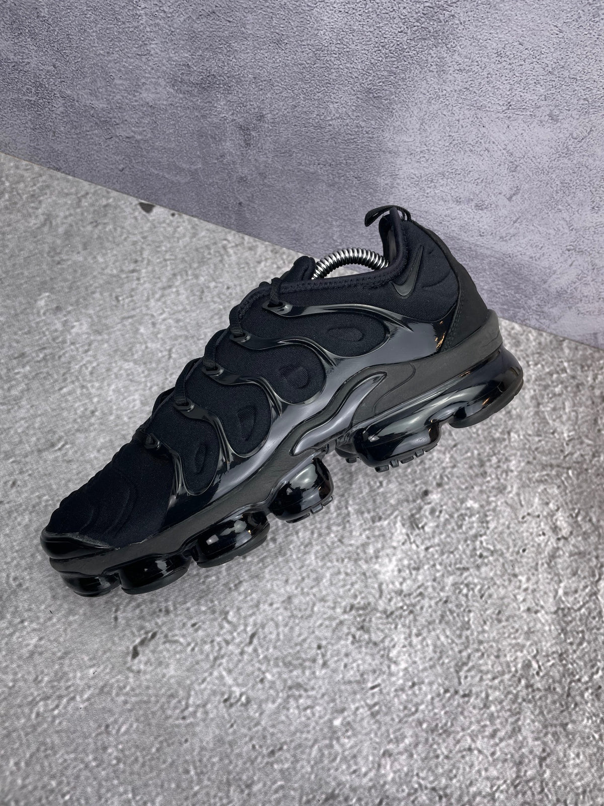 Nike Air VaporMax Plus Triple Black — buty sportowe męskie w bardzo dobrym stanie rozmiar 42, widok z góry na wewnętrzną stronę butów