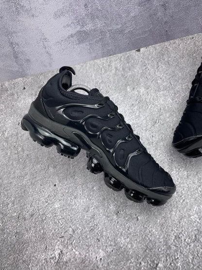 Nike Air VaporMax Plus Triple Black — buty sportowe męskie w bardzo dobrym stanie rozmiar 42, wewnętrzny panel lewego buta
