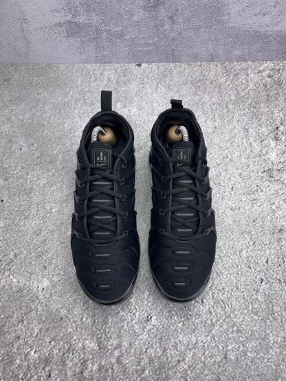 Nike Air VaporMax Plus Triple Black — buty sportowe męskie w bardzo dobrym stanie rozmiar 42, widok z góry