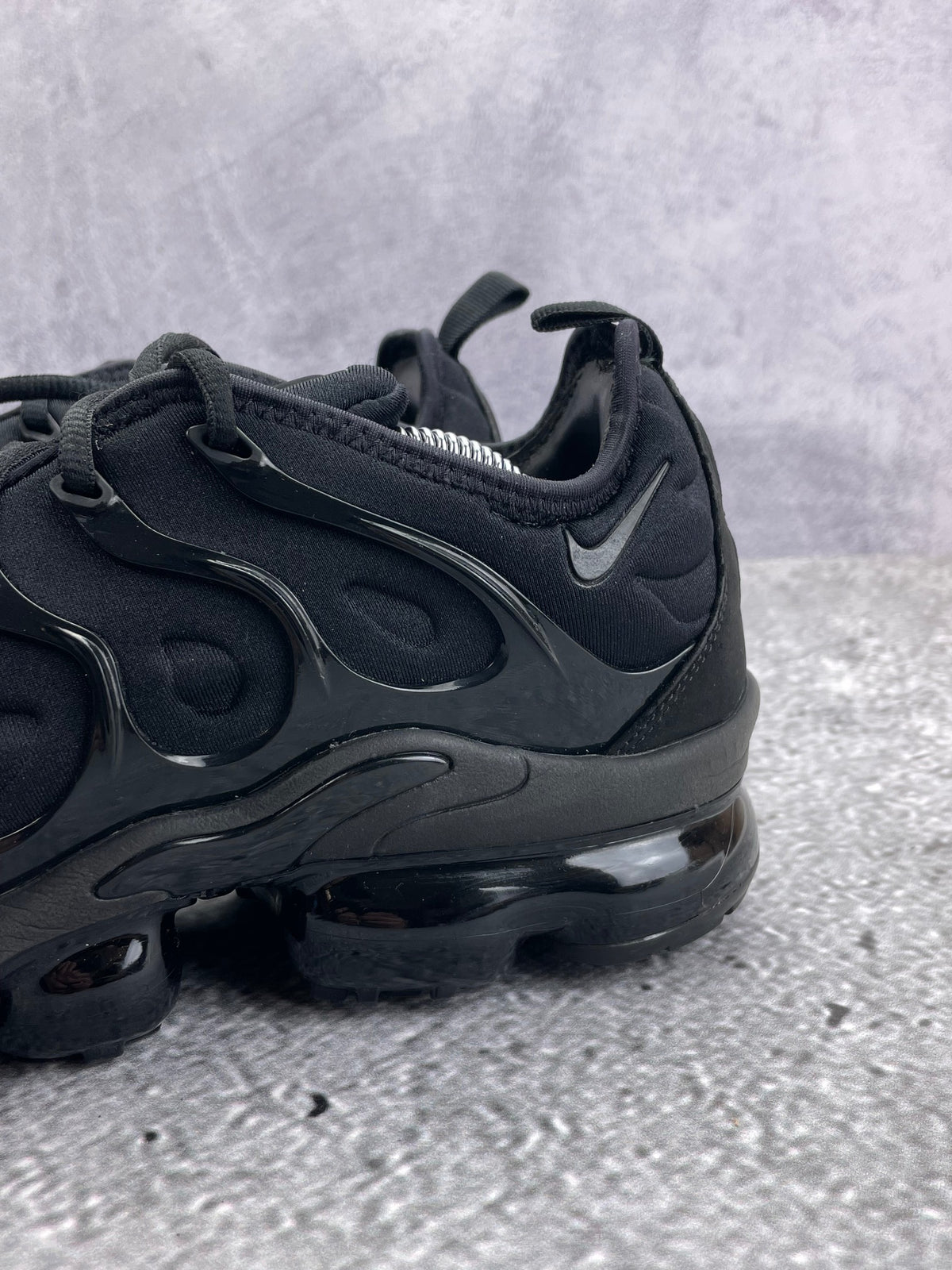Nike Air VaporMax Plus Triple Black — buty sportowe męskie w bardzo dobrym stanie rozmiar 42, opcjonalne zdjęcie 1