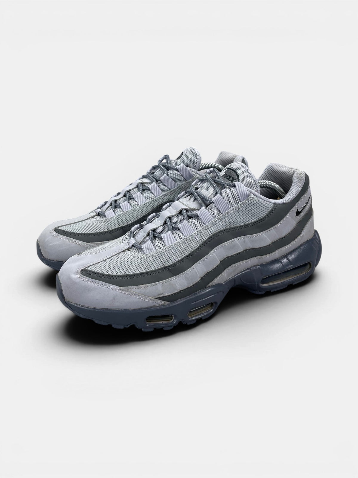 Nike Air Max 95 Greyscale — buty sportowe męskie w bardzo dobrym stanie rozmiar 45, widok z boku