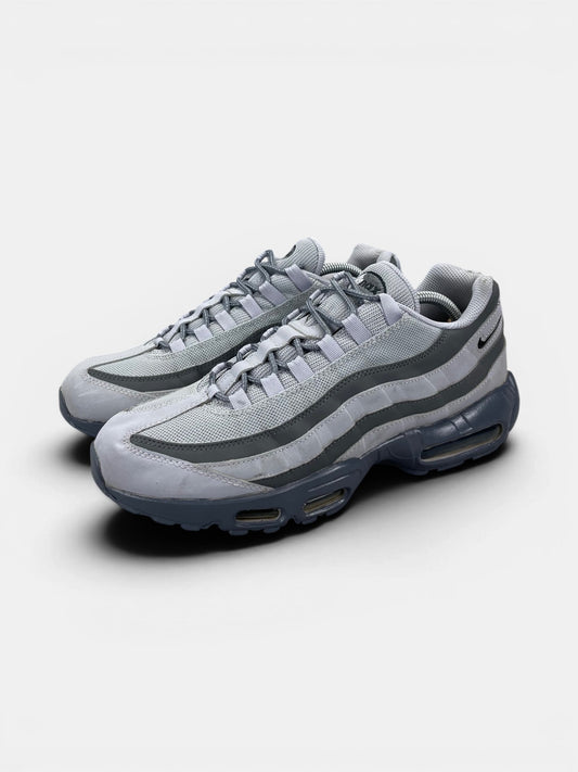 Nike Air Max 95 Greyscale — buty sportowe męskie w bardzo dobrym stanie rozmiar 45, widok z boku