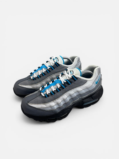 Nike Air Max 95 Recraft Grey Laser Blue — buty sportowe męskie w bardzo dobrym stanie rozmiar 40, widok z boku