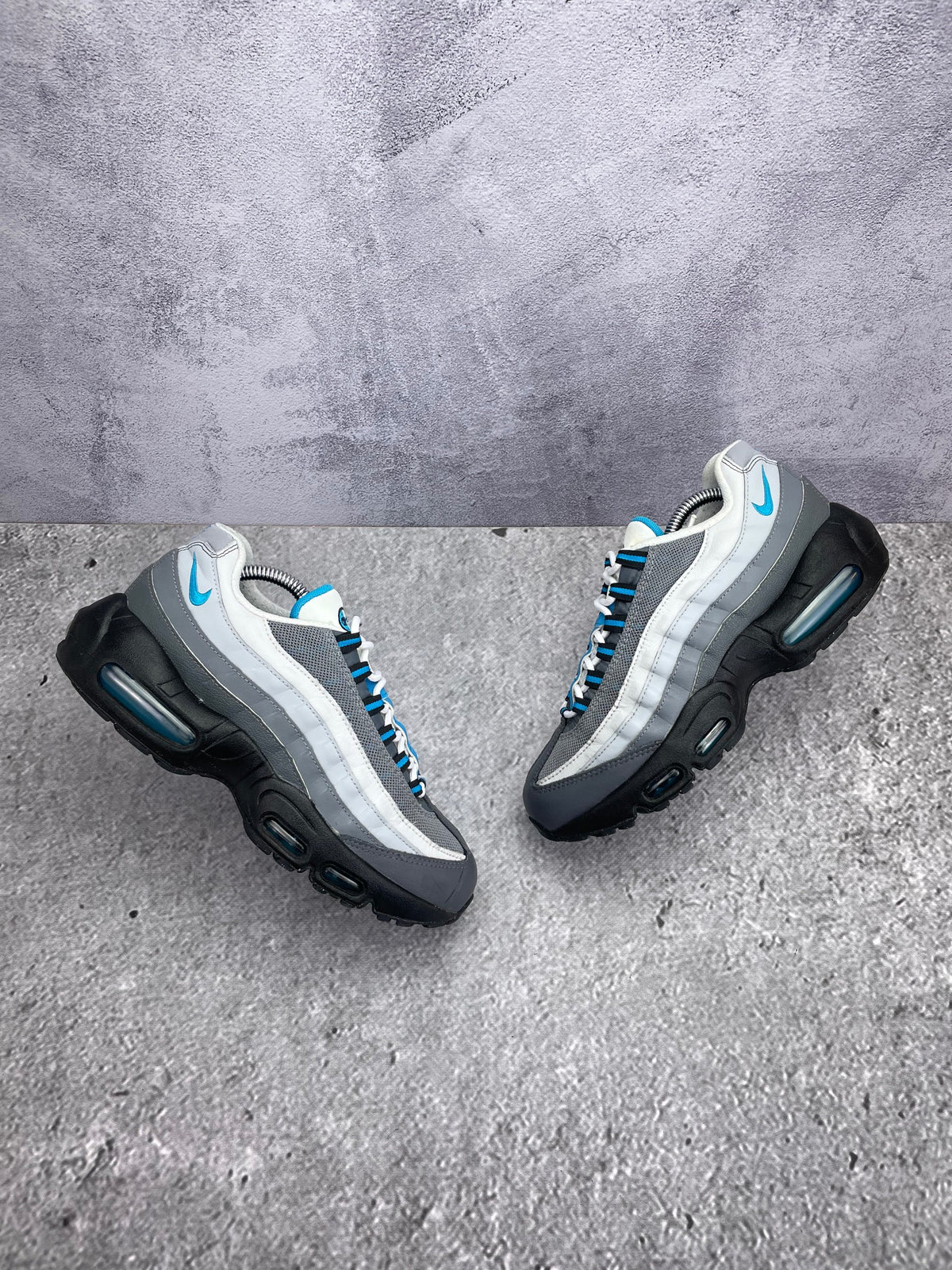 Nike Air Max 95 Recraft Grey Laser Blue — buty sportowe męskie w bardzo dobrym stanie rozmiar 40, widok z góry na zewnętrzną stronę butów