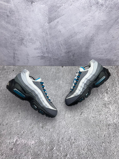 Nike Air Max 95 Recraft Grey Laser Blue — buty sportowe męskie w bardzo dobrym stanie rozmiar 40, zewnętrzny panel prawego buta