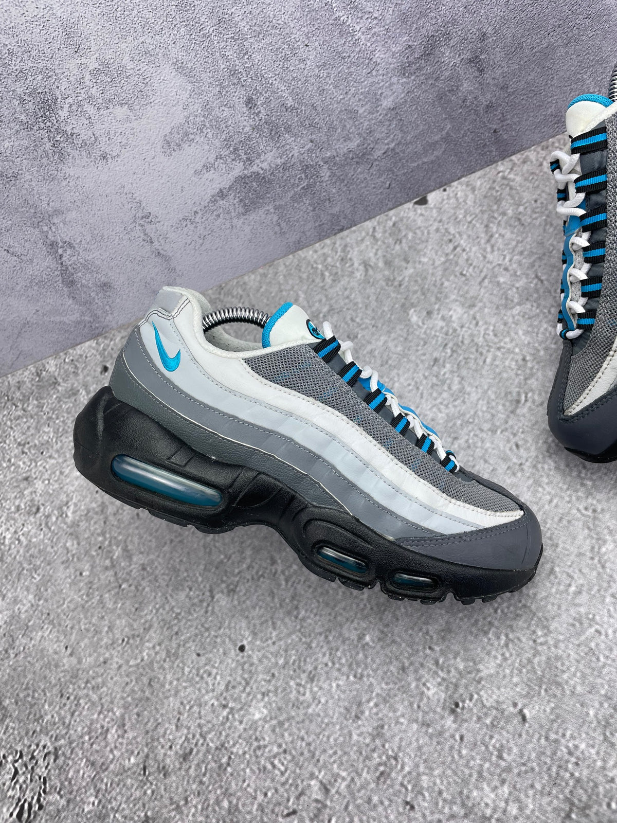 Nike Air Max 95 Recraft Grey Laser Blue — buty sportowe męskie w bardzo dobrym stanie rozmiar 40, zewnętrzny panel lewego buta