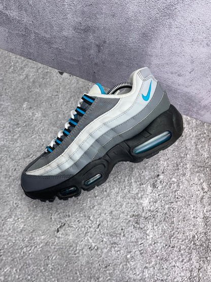 Nike Air Max 95 Recraft Grey Laser Blue — buty sportowe męskie w bardzo dobrym stanie rozmiar 40, widok z góry na wewnętrzną stronę butów