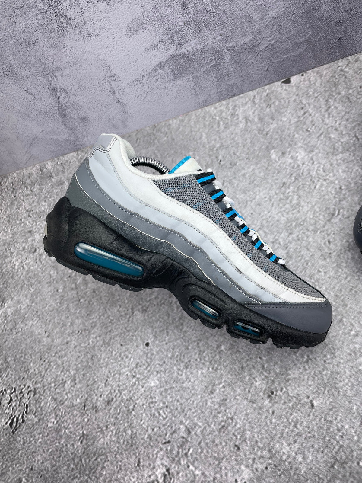 Nike Air Max 95 Recraft Grey Laser Blue — buty sportowe męskie w bardzo dobrym stanie rozmiar 40, wewnętrzny panel lewego buta