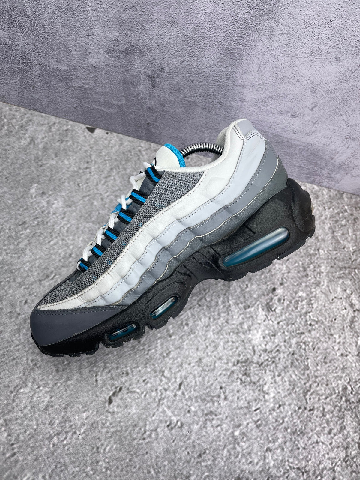 Nike Air Max 95 Recraft Grey Laser Blue — buty sportowe męskie w bardzo dobrym stanie rozmiar 40, wewnętrzny panel prawego buta