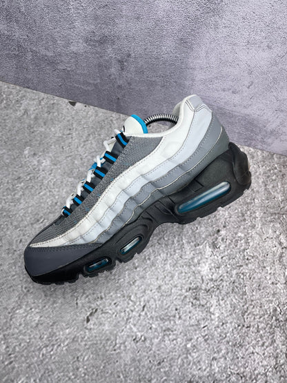 Nike Air Max 95 Recraft Grey Laser Blue — buty sportowe męskie w bardzo dobrym stanie rozmiar 40, wewnętrzny panel prawego buta