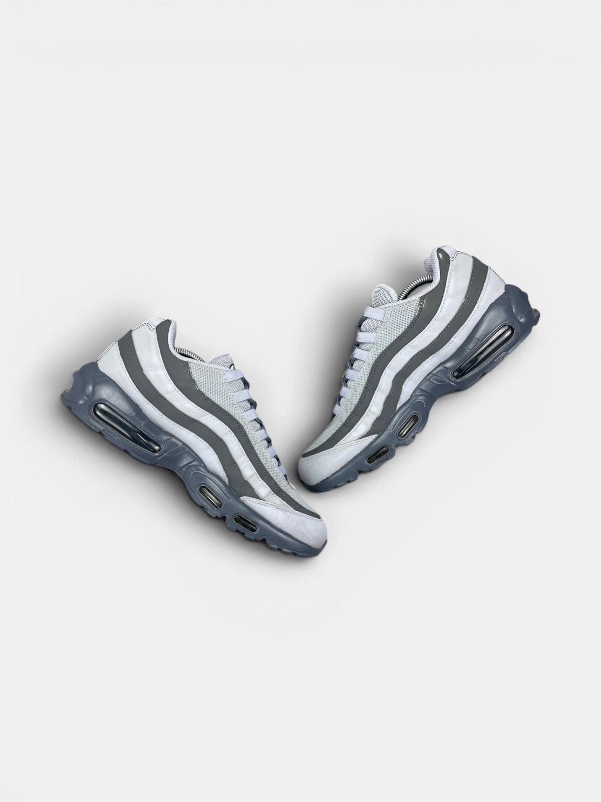 Nike Air Max 95 Greyscale — buty sportowe męskie w bardzo dobrym stanie rozmiar 45, zewnętrzny panel prawego buta