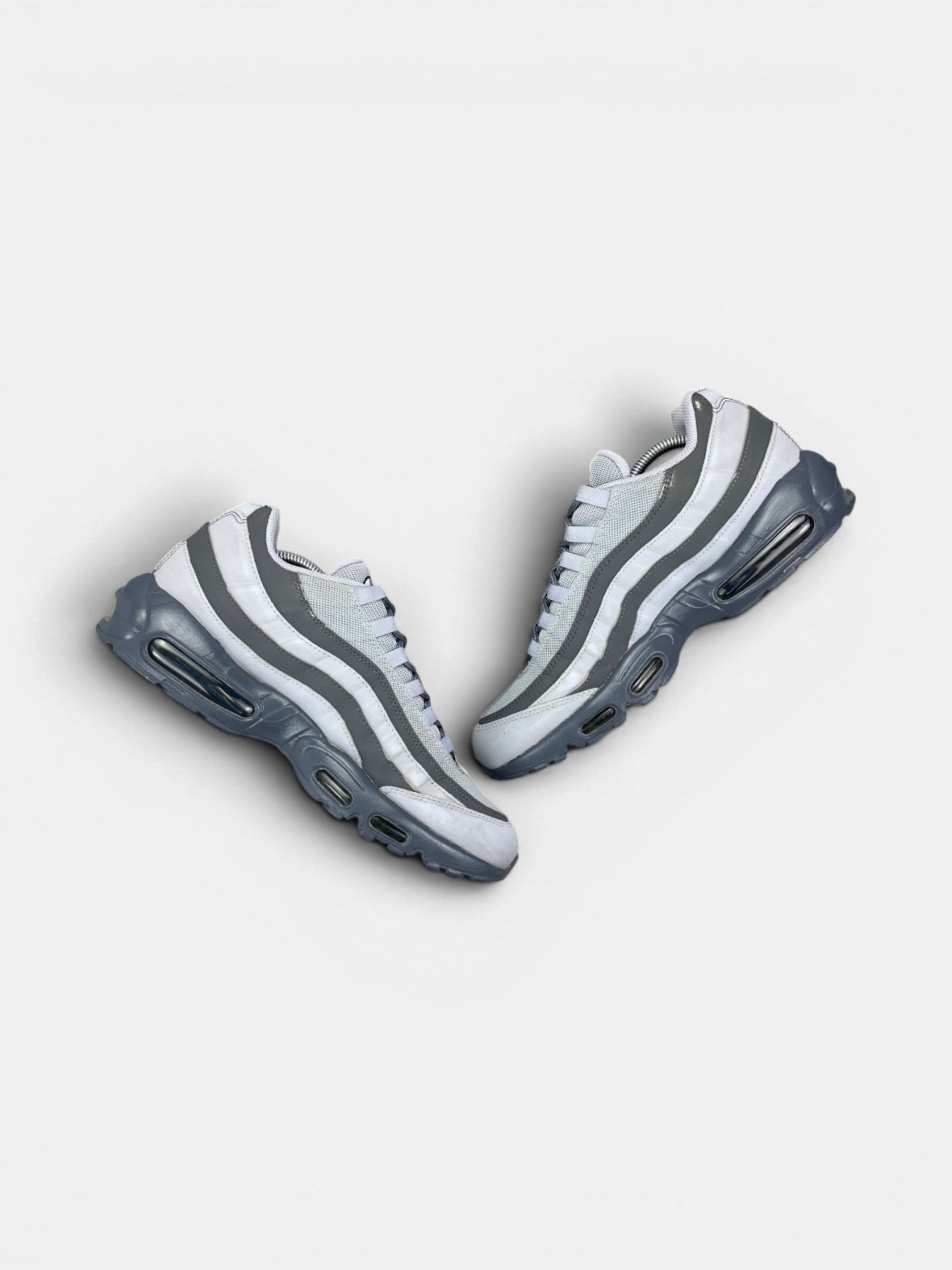 Nike Air Max 95 Greyscale — buty sportowe męskie w bardzo dobrym stanie rozmiar 45, zewnętrzny panel prawego buta