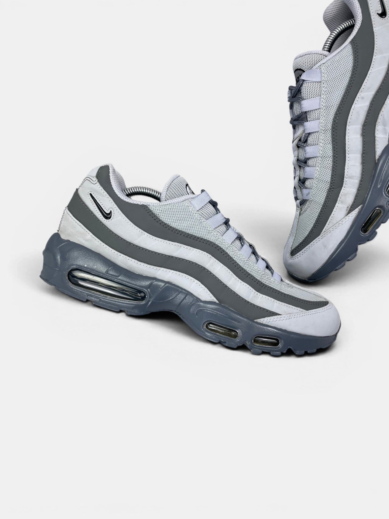 Nike Air Max 95 Greyscale — buty sportowe męskie w bardzo dobrym stanie rozmiar 45, zewnętrzny panel lewego buta