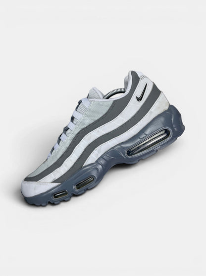 Nike Air Max 95 Greyscale — buty sportowe męskie w bardzo dobrym stanie rozmiar 45, widok z góry na wewnętrzną stronę butów