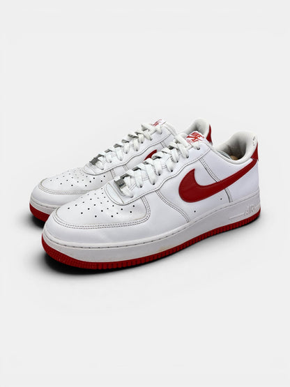 Nike Air Force 1 Low White/Dragon Red — buty sportowe męskie w bardzo dobrym stanie rozmiar 46, widok z boku