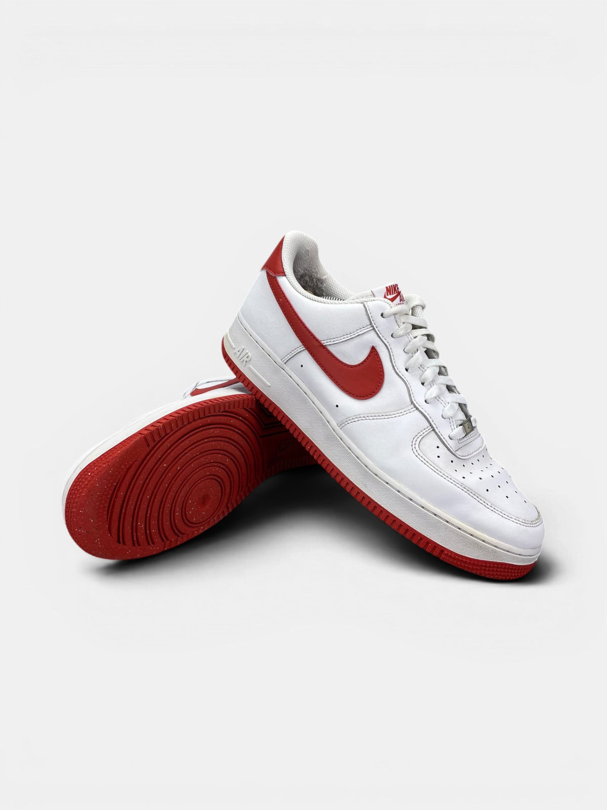 Nike Air Force 1 Low White/Dragon Red — buty sportowe męskie w bardzo dobrym stanie rozmiar 46, boczny profil