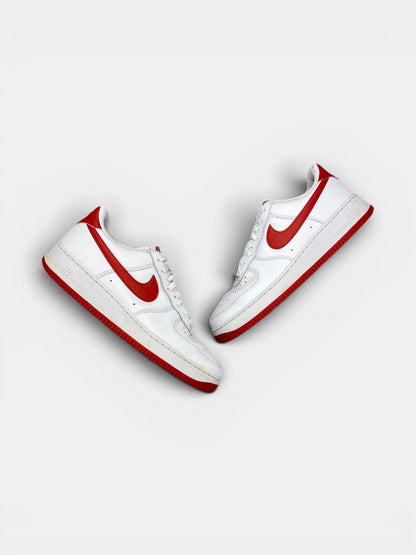 Nike Air Force 1 Low White/Dragon Red — buty sportowe męskie w bardzo dobrym stanie rozmiar 46, widok z góry na zewnętrzną stronę butów