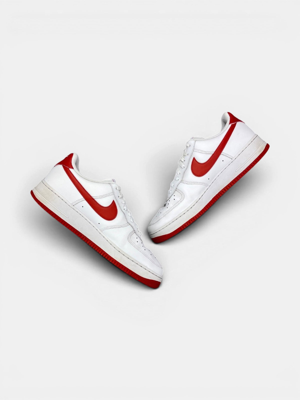 Nike Air Force 1 Low White/Dragon Red — buty sportowe męskie w bardzo dobrym stanie rozmiar 46, zewnętrzny panel prawego buta
