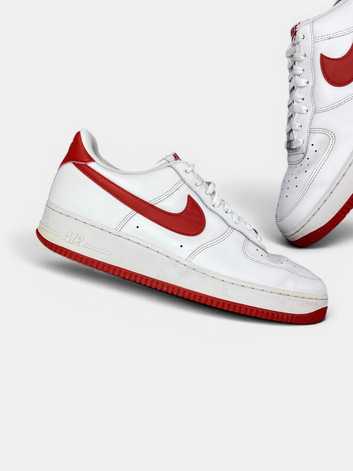 Nike Air Force 1 Low White/Dragon Red — buty sportowe męskie w bardzo dobrym stanie rozmiar 46, zewnętrzny panel lewego buta