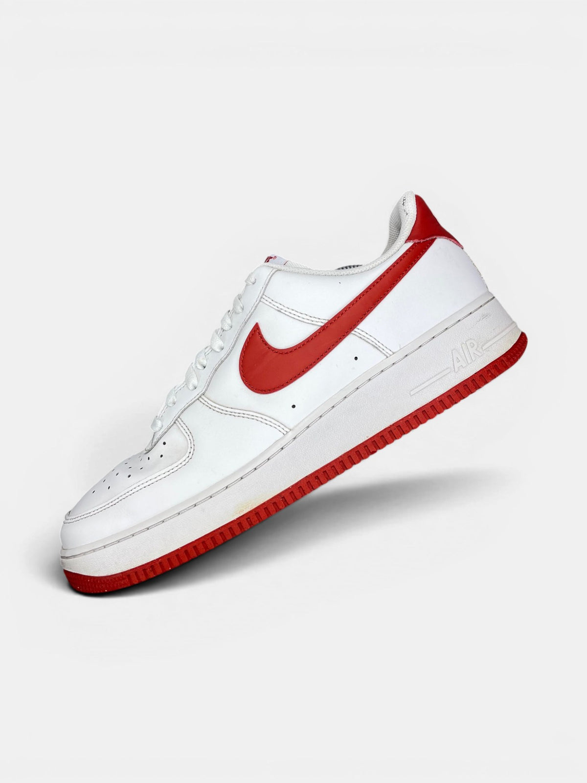 Nike Air Force 1 Low White/Dragon Red — buty sportowe męskie w bardzo dobrym stanie rozmiar 46, widok z góry na wewnętrzną stronę butów