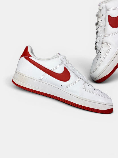 Nike Air Force 1 Low White/Dragon Red — buty sportowe męskie w bardzo dobrym stanie rozmiar 46, wewnętrzny panel lewego buta