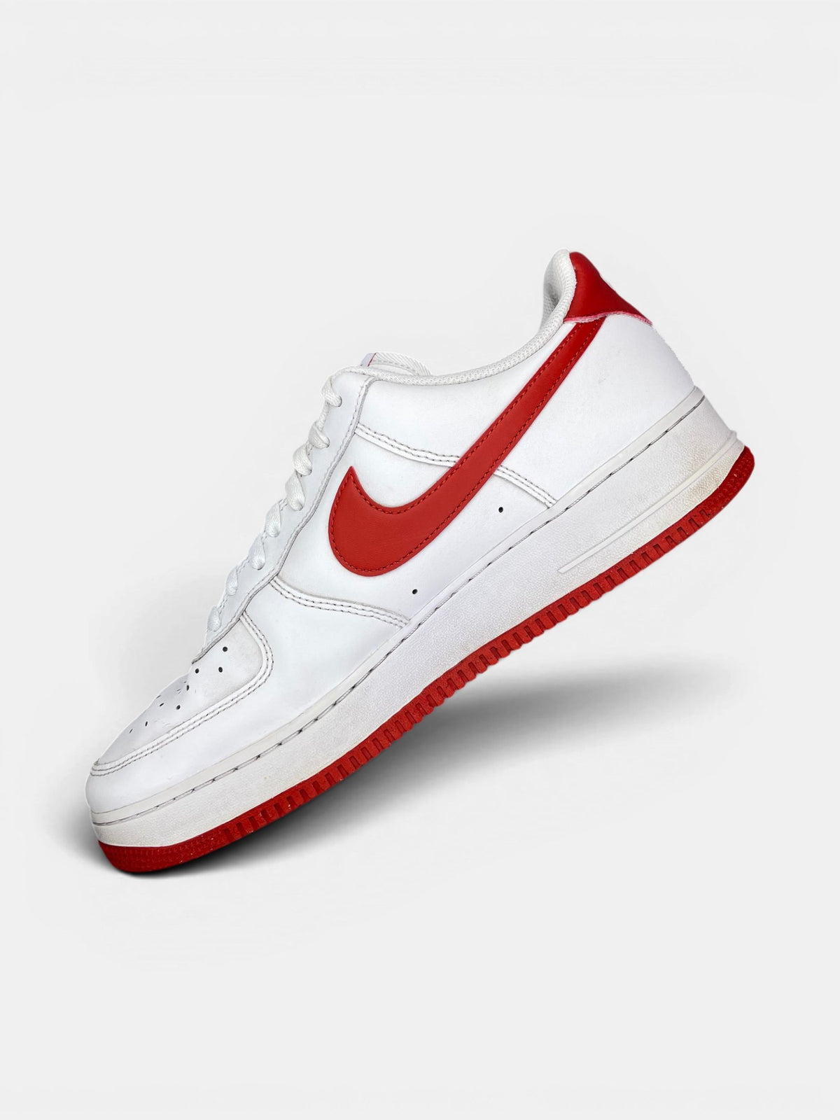 Nike Air Force 1 Low White/Dragon Red — buty sportowe męskie w bardzo dobrym stanie rozmiar 46, wewnętrzny panel prawego buta
